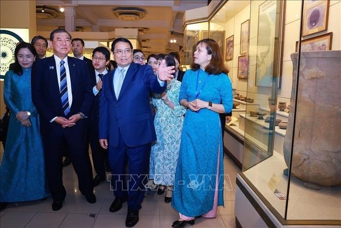 Thủ tướng Phạm Minh Chính và Thủ tướng Nhật Bản Ishiba Shigeru tham quan Bảo tàng Lịch sử quốc gia. Ảnh: Dương Giang/TTXVN