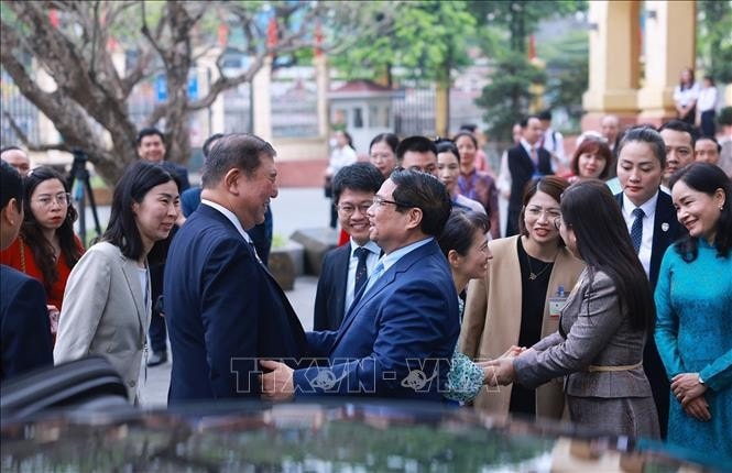 Thủ tướng Phạm Minh Chính và Phu nhân đón Thủ tướng Nhật Bản Ishiba Shigeru và Phu nhân tham quan Bảo tàng Lịch sử quốc gia. Ảnh: Dương Giang/TTXVN