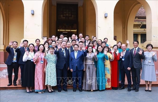 Thủ tướng Phạm Minh Chính và Phu nhân cùng Thủ tướng Nhật Bản Ishiba Shigeru và Phu nhân chụp ảnh chung với cán bộ, nhân viên Bảo tàng Lịch sử quốc gia. Ảnh: Dương Giang/TTXVN