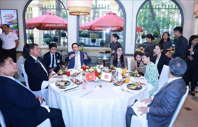 Thủ tướng Phạm Minh Chính và Phu nhân cùng Thủ tướng Nhật Bản Ishiba Shigeru và Phu nhân ăn sáng, thưởng thức hương vị cà phê Việt Nam. Ảnh: Dương Giang/TTXVN