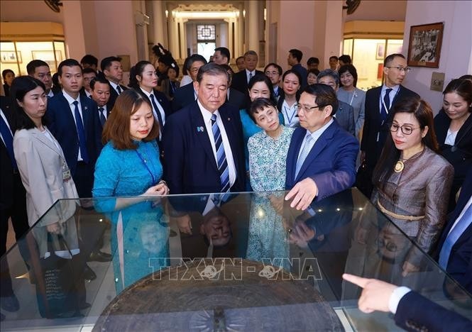 Thủ tướng Phạm Minh Chính và Phu nhân cùng Thủ tướng Nhật Bản Ishiba Shigeruvà Phu nhân tham quan Bảo tàng Lịch sử quốc gia. Ảnh: Dương Giang/TTXVN