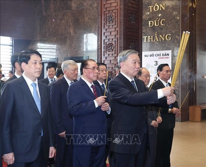 Tổng Bí thư Tô Lâm cùng các đồng chí lãnh đạo, nguyên lãnh đạo Đảng, Nhà nước dâng hương tưởng niệm Chủ tịch Tôn Đức Thắng. Ảnh: Thống Nhất/TTXVN
