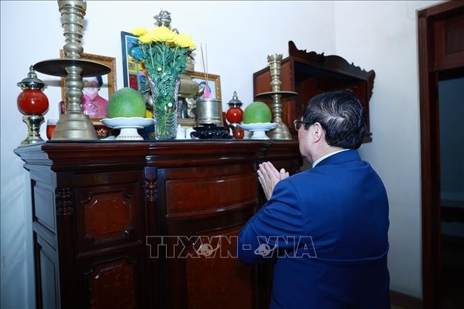Thủ tướng Phạm Minh Chính thắp hương tưởng nhớ cố Thủ tướng Phan Văn Khải. Ảnh: Dương Giang/TTXVN