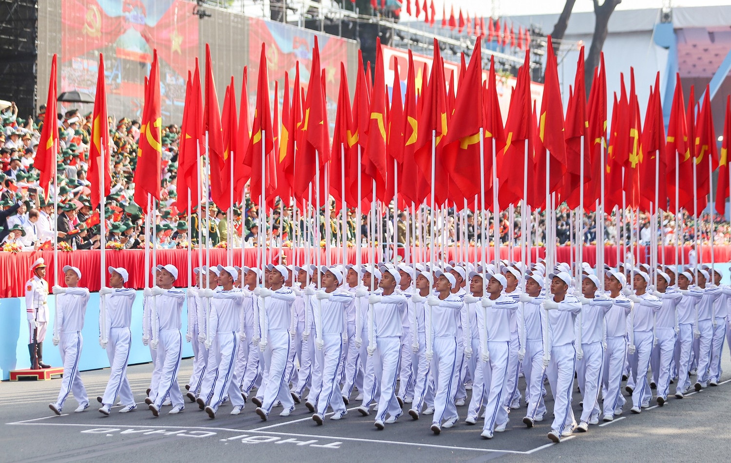 Khối cờ Đảng, cờ Tổ quốc tiến qua Lễ đài tại Lễ kỷ niệm 50 năm Giải phóng miền Nam, thống nhất đất nước. Ảnh: TTXVN