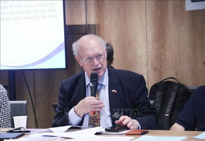 Giám đốc Quỹ Hòa giải và Phát triển Hoa Kỳ John McAuliff phát biểu tại buổi gặp mặt. Ảnh: Xuân Khu/TTXVN