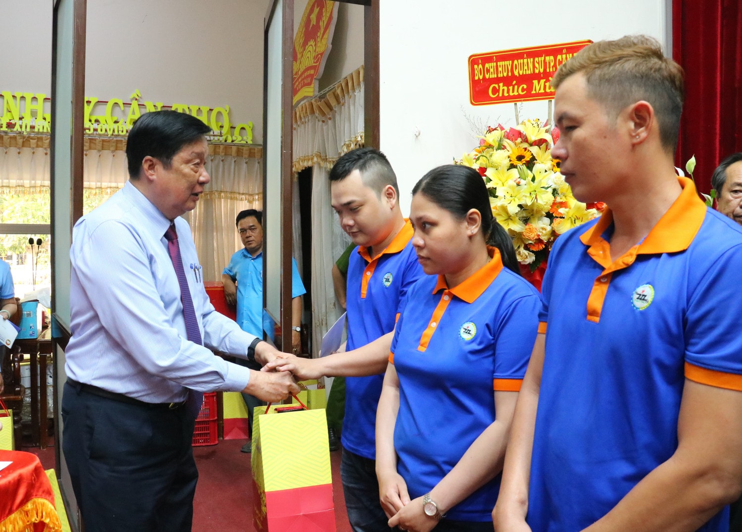 pho-bi-thu-thuong-truc-chu-tich-hdnd-pham-van-hieu-tang-qua-cho-cong-nhan.jpg
