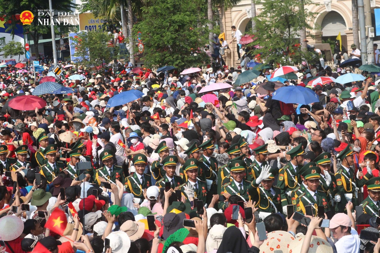 khi-buoi-tap-luyen-ban-dai-bac-ket-thuc-nhieu-nguoi-van-nan-lai-chua-muon-ve.jpg