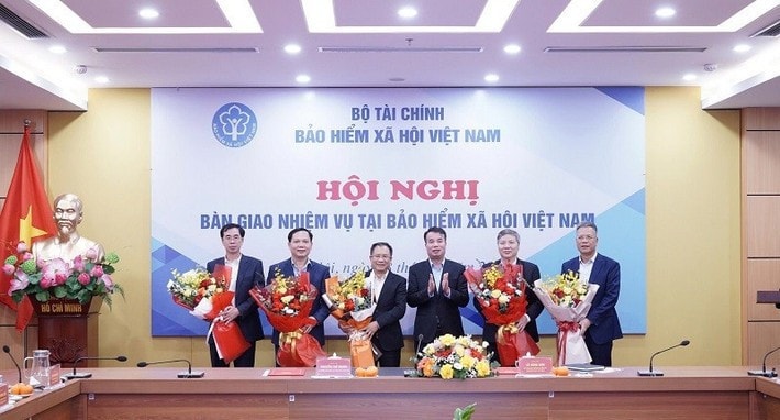 nguyen-tong-giam-doc-bhxh-viet-nam-nguyen-the-manh-chuc-mung-lanh-dao-bhxh-viet-nam-bo-nhiem-theo-co-cau-to-chuc-moi.jpg