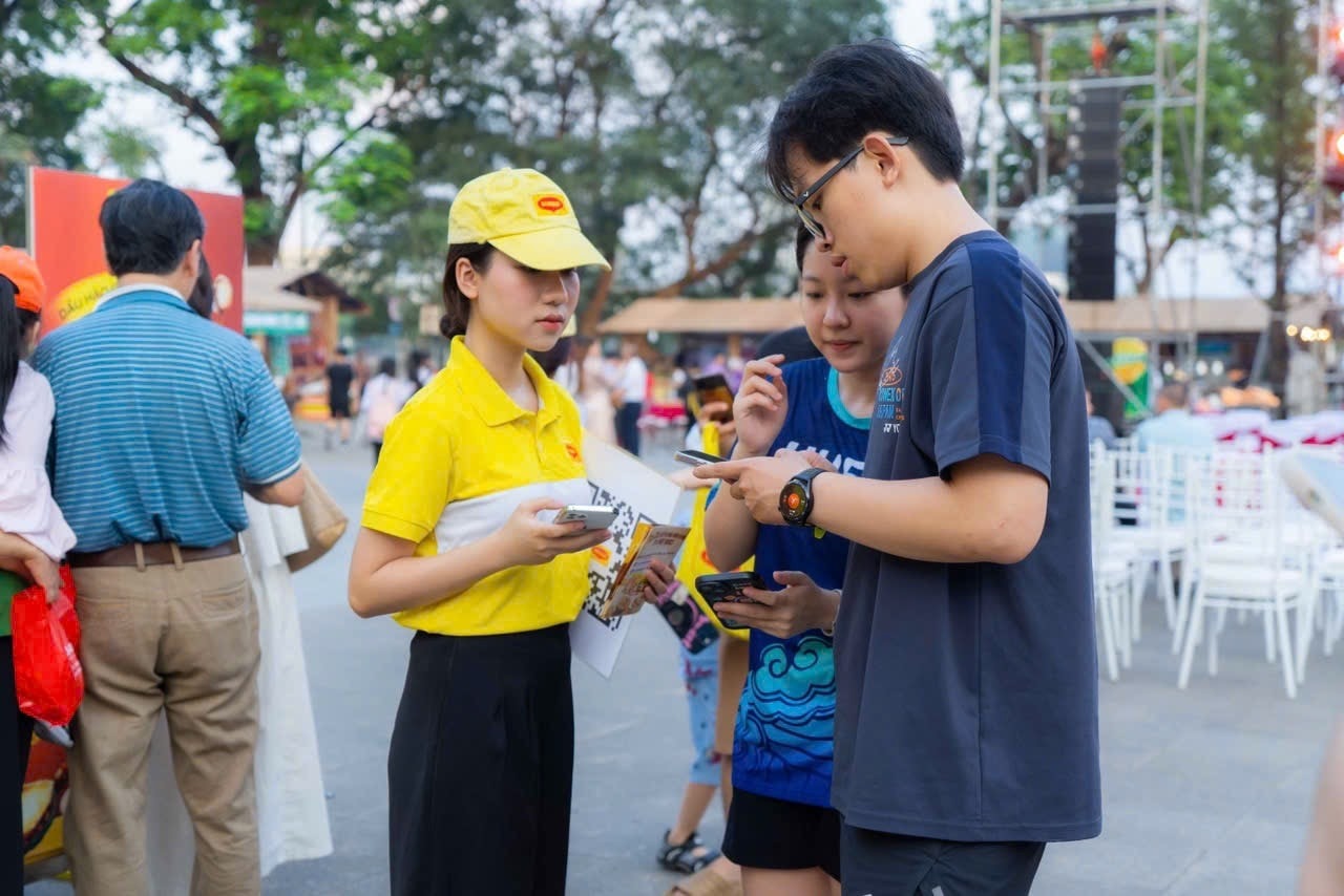 khach-tham-quan-duoc-huong-dan-thong-tin-ve-ban-do-am-thuc-truc-tuyen-thuoc-de-an-bien-tau-van-nguyen-lieu-nau-trieu-mon-viet.jpg