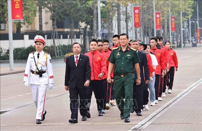 Các đoàn vào Lăng viếng Chủ tịch Hồ Chí Minh, vị lãnh tụ kính yêu của dân tộc Việt Nam