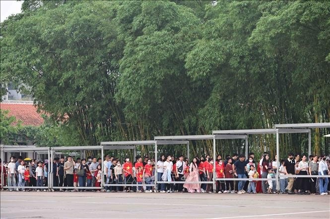 Hàng nghìn người dân và du khách thành kính vào Lăng viếng Chủ tịch Hồ Chí Minh, vị lãnh tụ kính yêu của dân tộc Việt Nam