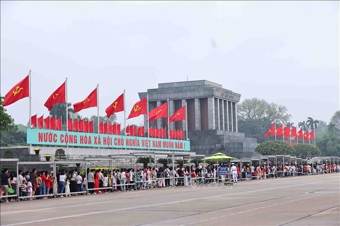 Hàng nghìn đồng bào và du khách thành kính vào Lăng viếng Chủ tịch Hồ Chí Minh, vị lãnh tụ kính yêu của dân tộc Việt Nam