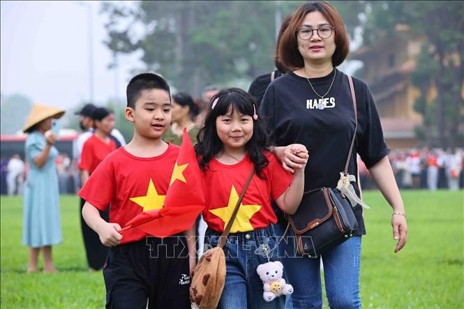 Niềm vui của người dân trong không khí kỷ niệm 50 năm Ngày Giải phóng miền Nam, thống nhất đất nước