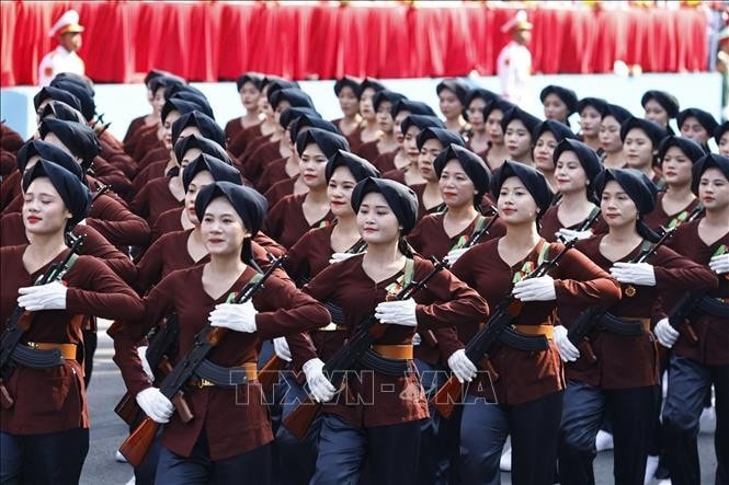 Khối Nữ dân quân miền Bắc tiến qua lễ đài. Ảnh: TTXVN