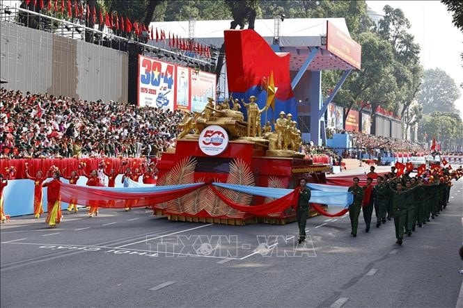 Xe mô hình biểu tượng 50 năm giải phóng miền Nam, thống nhất đất nước tiến qua lễ đài. Ảnh: TTXVN