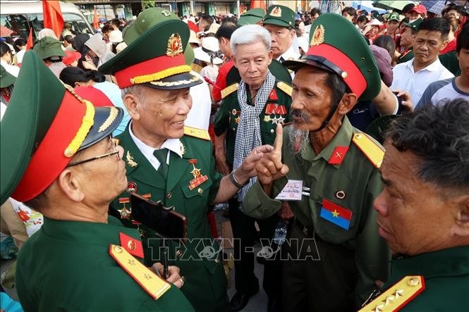 Niềm vui của những người cựu chiến binh tham gia Lễ kỷ niệm 50 năm Giải phóng miền Nam, thống nhất đất nước. Ảnh: Hồng Đạt/TTXVN