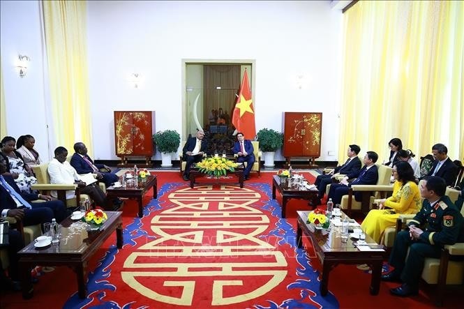 Thủ tướng Phạm Minh Chính tiếp Bộ trưởng Ngoại giao và Hợp tác Đông Phi nước Cộng hòa Thống nhất Tanzania Mahmoud Thabit Kombo. Ảnh: Dương Giang/TTXVN