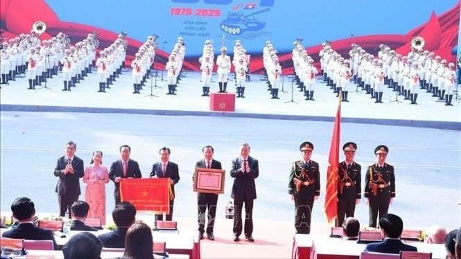 Tổng Bí thư Tô Lâm thay mặt lãnh đạo Đảng, Nhà nước trao tặng danh hiệu “Anh hùng Lao động” cho Đảng bộ, Chính quyền và Nhân dân TP. Hồ Chí Minh. Ảnh: TTXVN