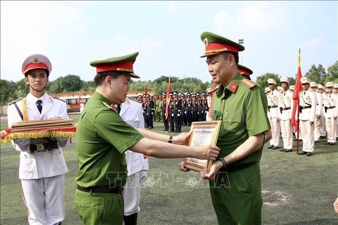 Trung tướng Nguyễn Ngọc Vân, Tư lệnh Cảnh sát cơ động, phó Trưởng Tiểu ban Thường trực tổ chức diễu binh, diễu hành (Bộ Công an) tặng Bằng khen của Bộ Công an cho các học viên có thành tích xuất sắc tham gia diễu binh, diễu hành trong Lễ kỷ niệm.