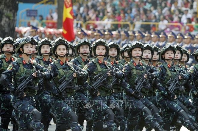 Khối nữ Chiến sĩ Biệt động tiến qua lễ đài. Ảnh: TTXVN