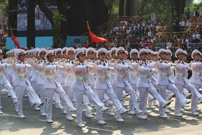 Khối Sĩ quan Hải quân tiến qua lễ đài. Ảnh: TTXVN