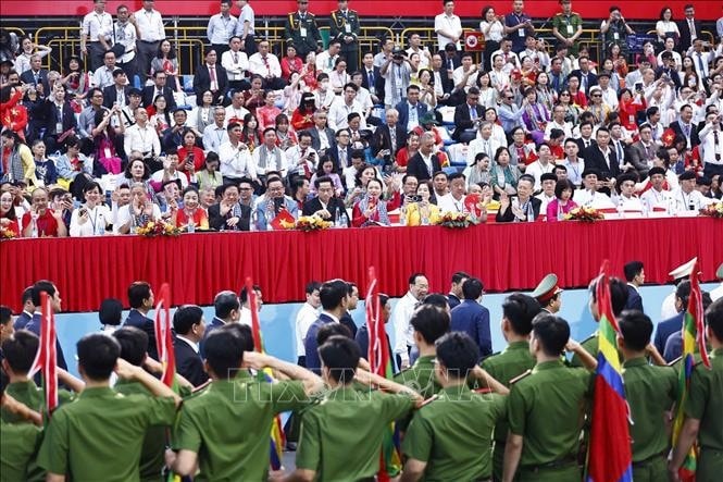 Các đại biểu đến khu vực khán đài chính trên đường Lê Duẩn (Quận 1) và nhanh chóng ổn định vị trí. Ảnh: TTXVN