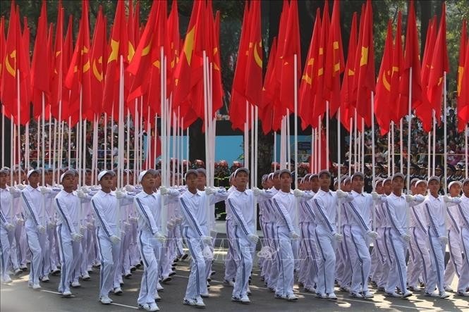 Khối cờ Đảng, cờ Tổ quốc tiến qua lễ đài. Ảnh: TTXVN