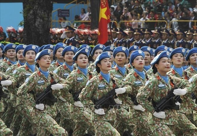 Khối nữ Gìn giữ hòa bình tiến qua lễ đài. Ảnh: TTXVN