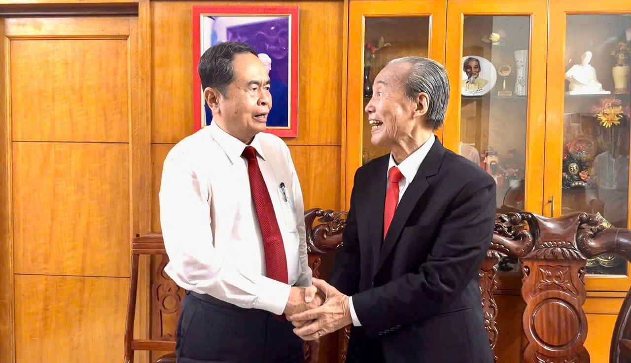 Chủ tịch Quốc hội Trần Thanh Mẫn trò chuyện thân mật với ông Nguyễn Hữu Châu, con trai trưởng của cố Chủ tịch Quốc hội Nguyễn Hữu Thọ