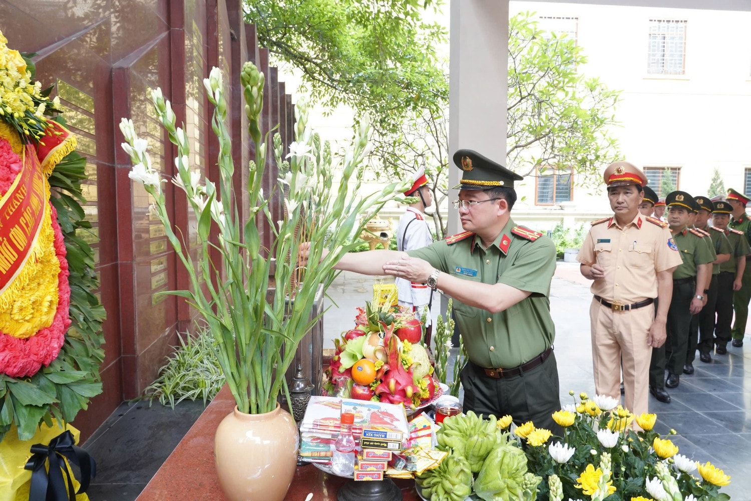 Công an Hà Nội: Dâng hương tưởng nhớ các anh hùng, liệt sỹ Công an Thủ đô dịp Lễ 30.4 và 1.5 ảnh 2
