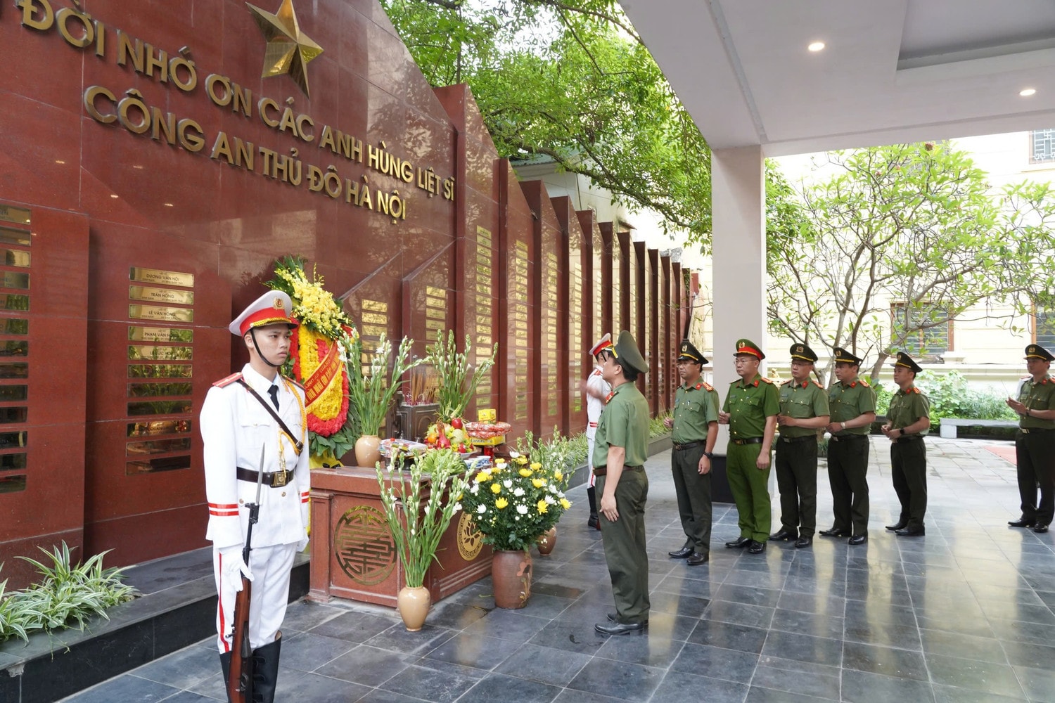 Đại diện chỉ huy các đơn vị thắp hương tưởng nhớ các anh hùng liệt sỹ Công an Thủ đô.
