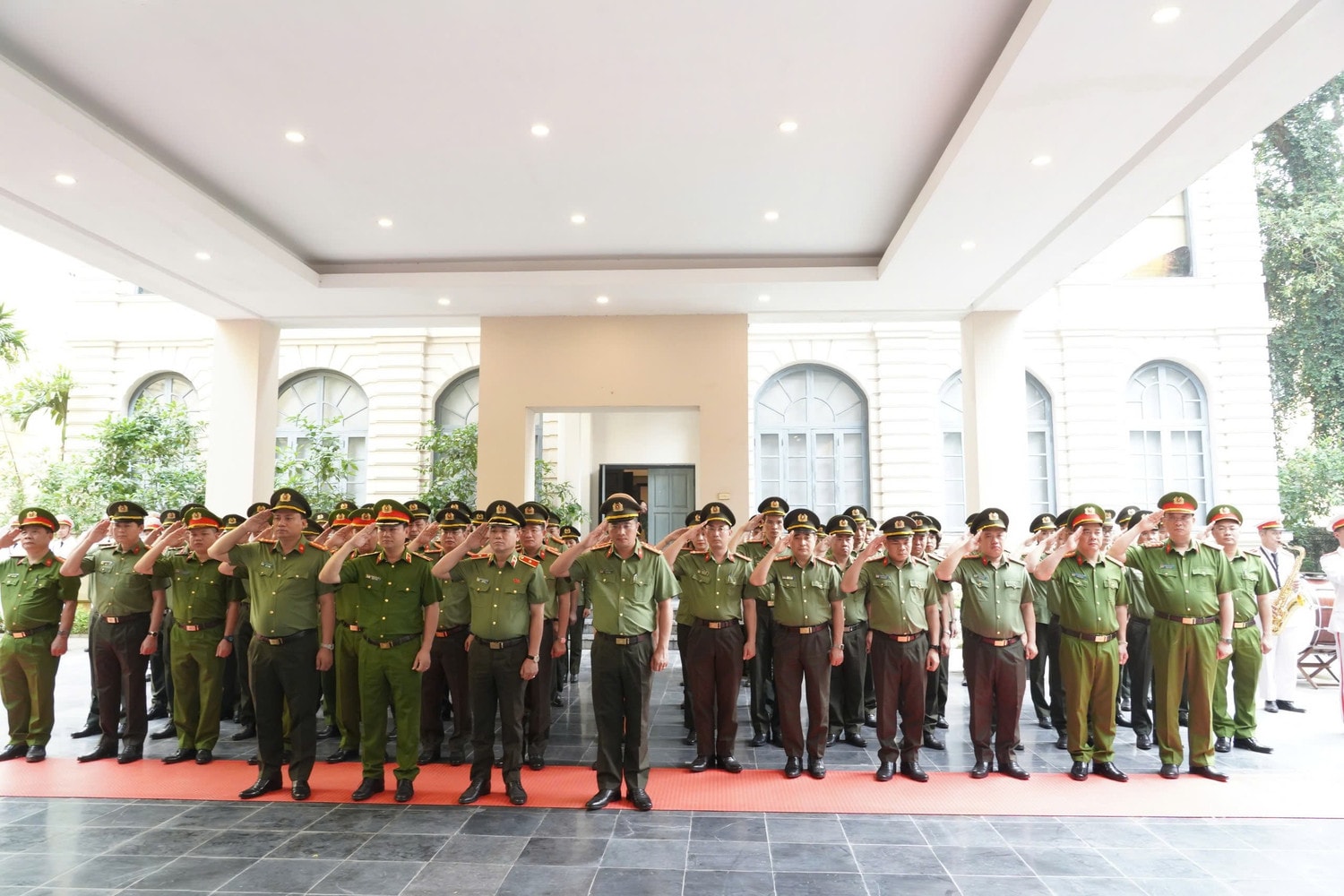 Đoàn đại biểu dành phút mặc niệm tưởng nhớ tri ân các anh hùng liệt sỹ Công an Thủ đô.