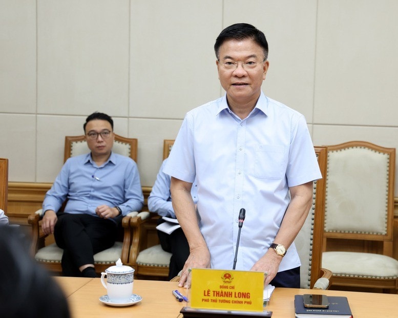 Phó Thủ tướng Lê Thành Long phát biểu tại cuộc làm việc với Bộ Giáo dục và Đào tạo về công tác chuẩn bị kỳ thi tốt nghiệp THPT năm 2025 - Ảnh: VGP/Đức Tuân