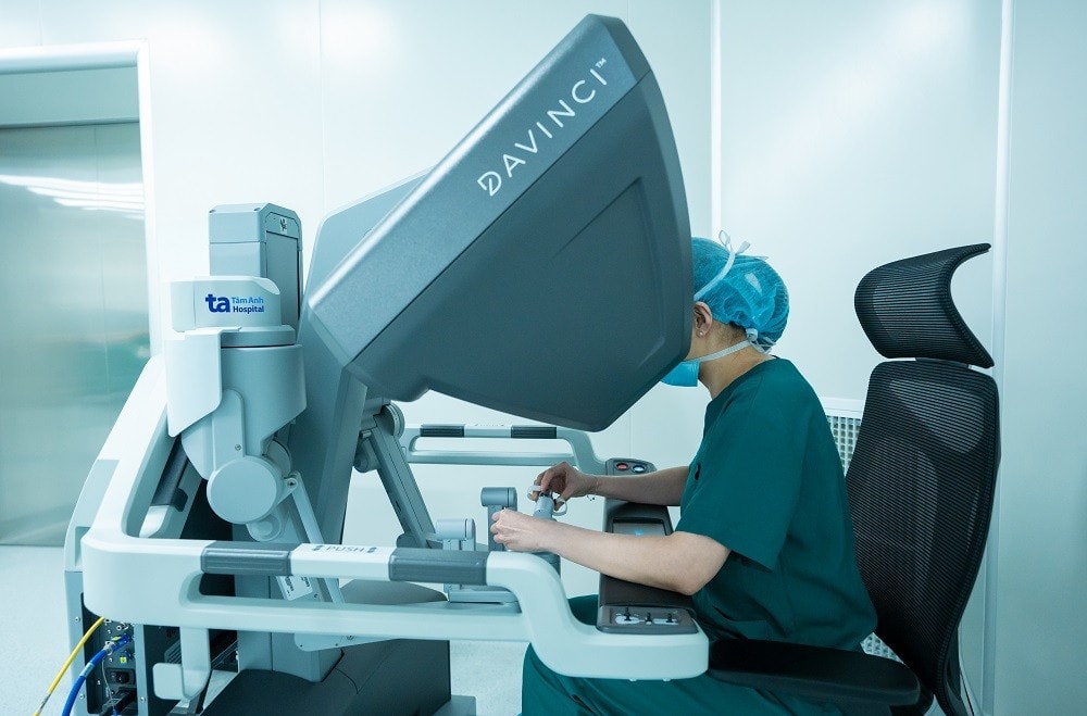 phau-thuat-vien-dieu-khien-robot-da-vinci-xi.jpg