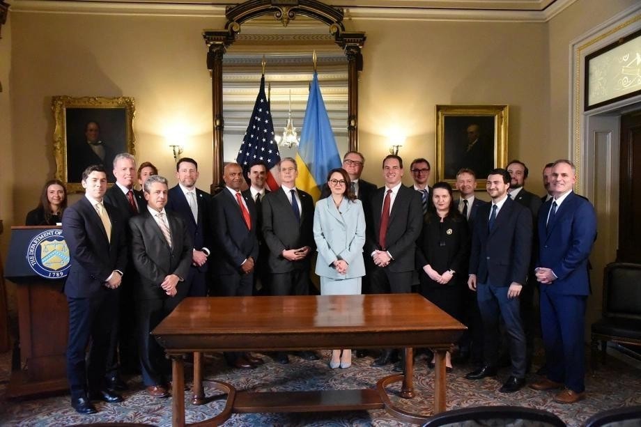 Phái đoàn Mỹ và Ukraine tham gia ký kết thoả thuận tại Washington hôm 30.4