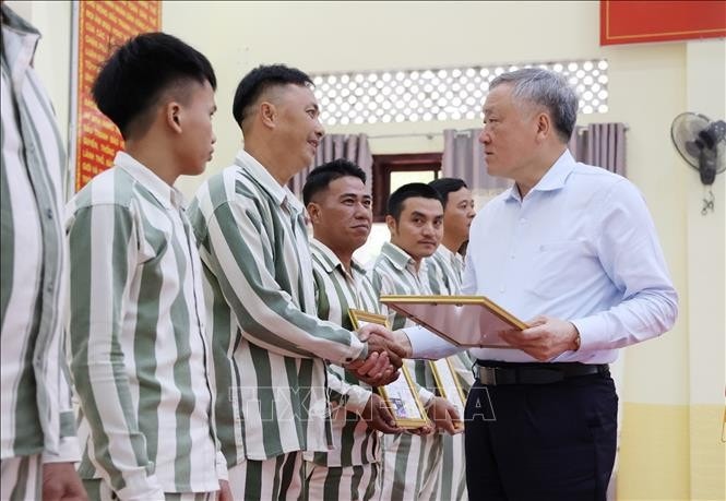 Phó Thủ tướng Thường trực Nguyễn Hòa Bình trao Giấy chứng nhận đặc xá cho những người được đặc xá ở Trại giam A2.