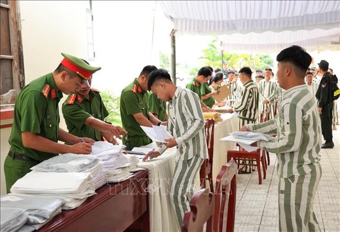 Những người được đặc xá ở Trại giam A2 thực hiện các thủ tục trước khi trở về đoàn tụ với gia đình.