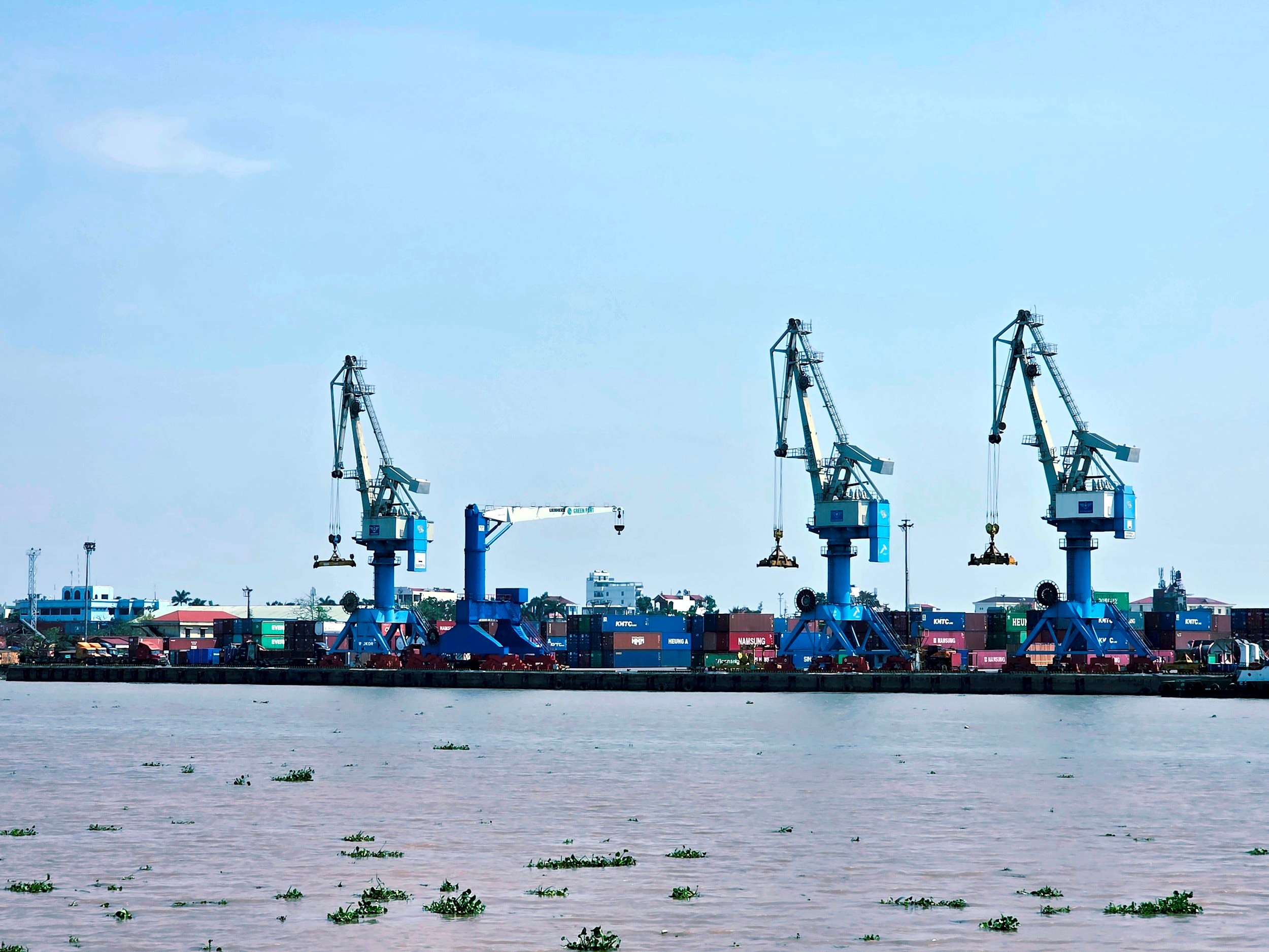 Hoạt động xếp dỡ hàng hóa, tàu container và hệ thống cẩu bờ hiện đại tại Cảng Hải Phòng