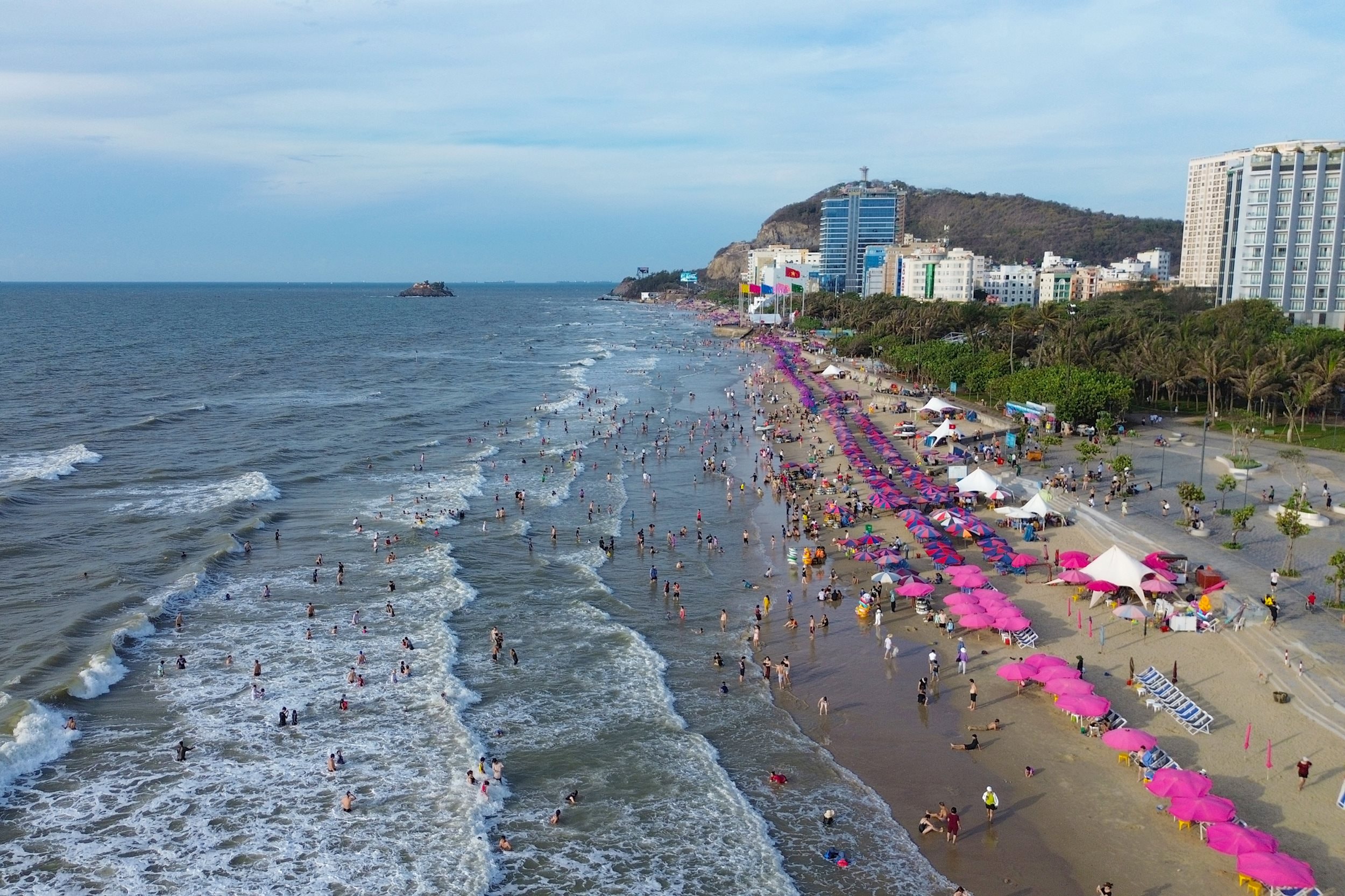 Từ trên cao, bãi biển Thùy Vân hiện lên với diện mạo mới khang trang, nhiều tiện ích, tạo ấn tượng mạnh với du khách