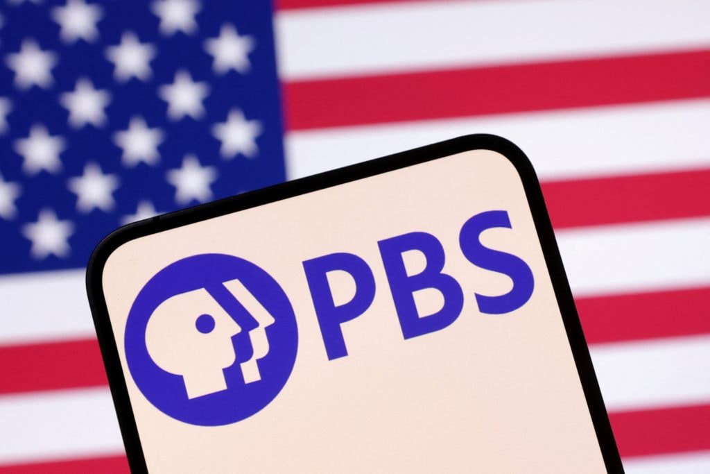 Tổng thống Donald Trump ký sắc lệnh ngưng tài trợ cho đài NPR và PBS