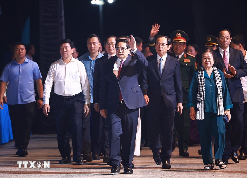 thu-tuong-pham-minh-chinh-du-chuong-trinh-chinh-luan-nghe-thuat-con-dao-hung-ca-y-chi-viet-nam-8010703-5.jpg