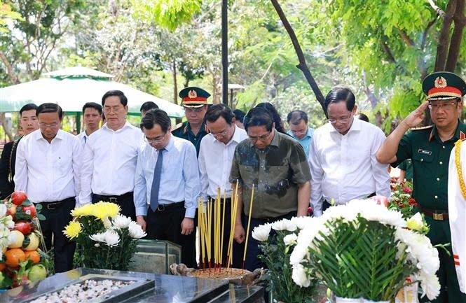 Thủ tướng Phạm Minh Chính; Phó Chủ tịch Quốc hội, Thượng tướng Trần Quang Phương và các đại biểu dâng hương, tưởng nhớ tại phần mộ nữ Anh hùng liệt sĩ Võ Thị Sáu ở Nghĩa trang Hàng Dương. Ảnh: Dương Giang/TTXVN