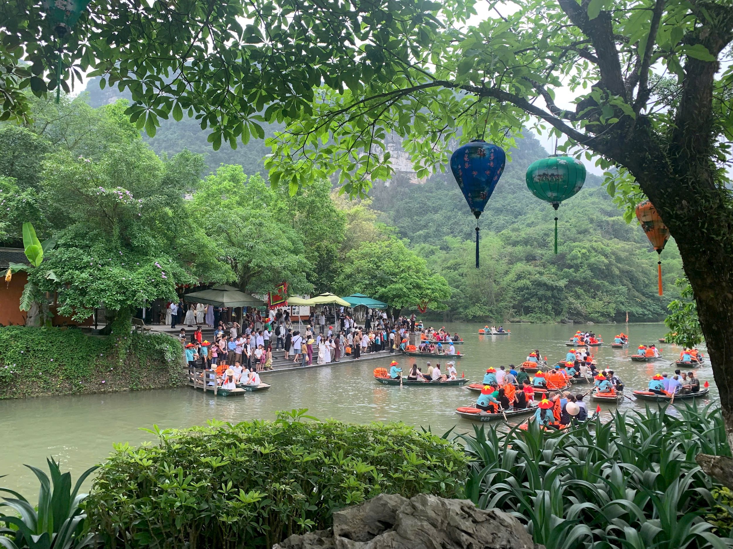 Khach tham quan Ninh Binh 30.4