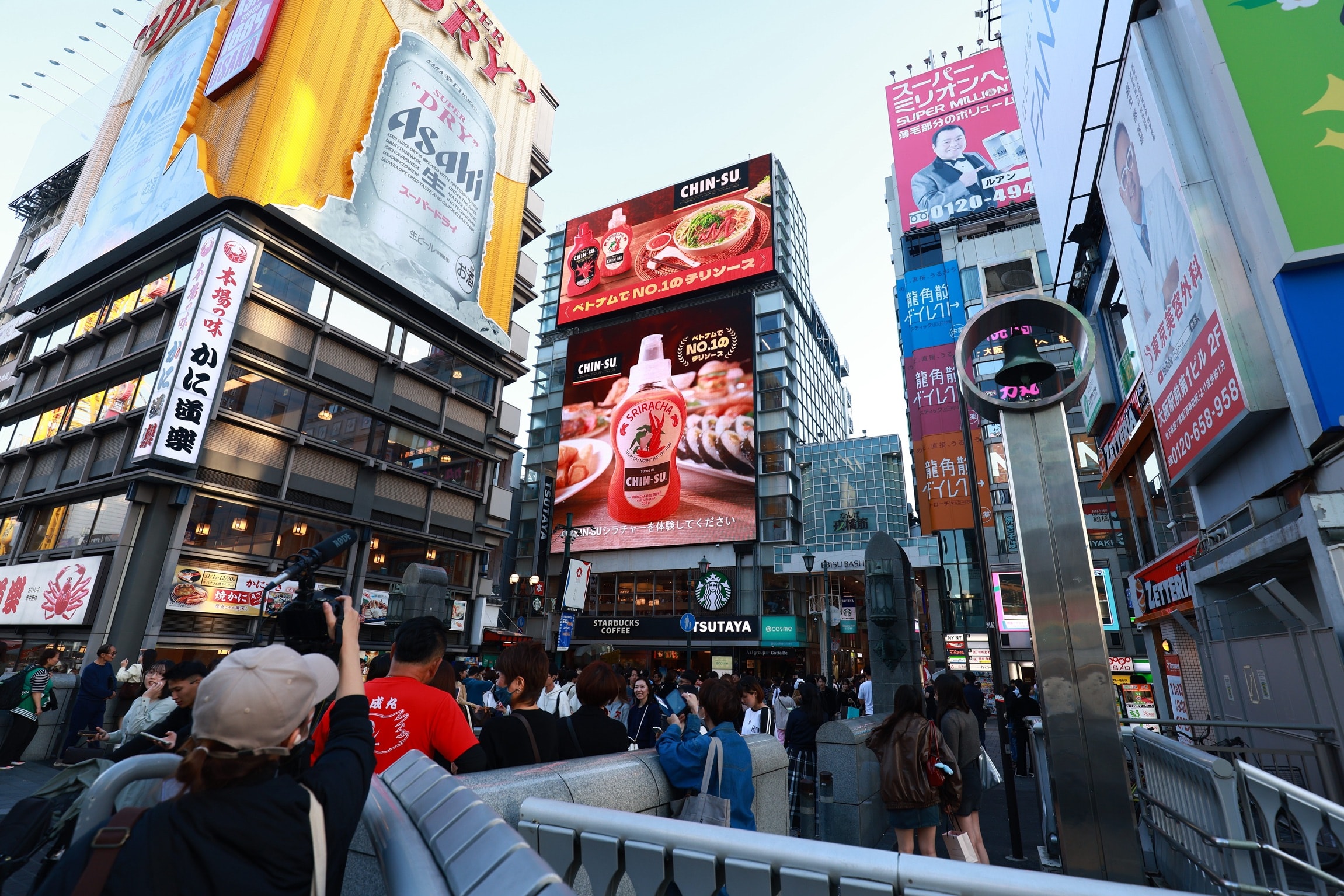 Tương ớt Chin-su xuất hiện hoành tráng tại khu phố ẩm thực sôi động Dotonbori, Osaka (1) (1)