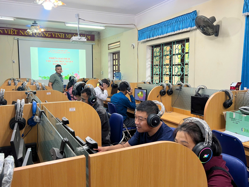 Ảnh 1 Trung tâm Dịch vụ việc làm tỉnh Điện Biên tổ chức phiên giao dịch giới thiệu việc làm trực tuyến. Ảnh snvdb