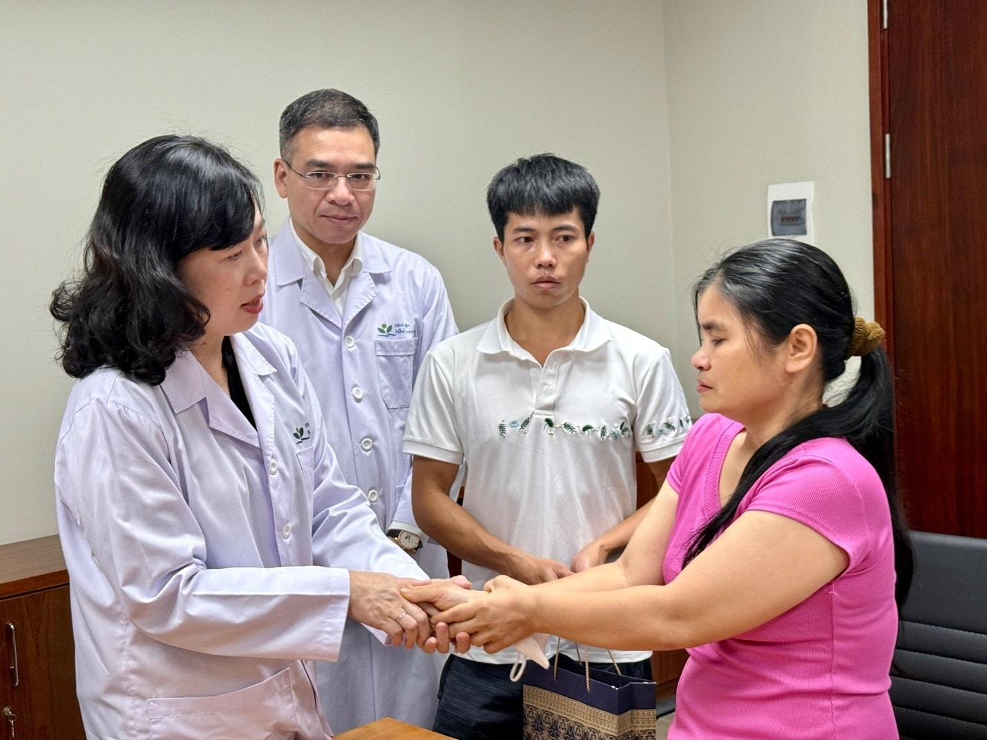 Bộ trưởng Bộ Y tế Đào Hồng Lan động cho biết đã chỉ đạo Bệnh viện Nhi Trung ương nỗ lực điều trị, chăm sóc tốt nhất cho cháu và động viên gia đình bệnh nhi yên tâm, tin tưởng vào các bác sĩ.