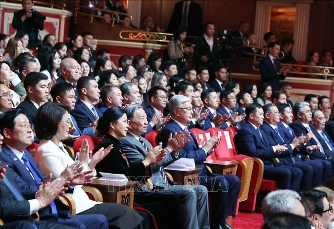 Tổng Bí thư Tô Lâm cùng Phu nhân Ngô Phương Ly và Tổng thống Kazakhstan Kassym-Jomart Tokayev tham dự chương trình hòa nhạc hữu nghị Việt Nam - Kazakhstan. Ảnh: Thống Nhất/TTXVN.
