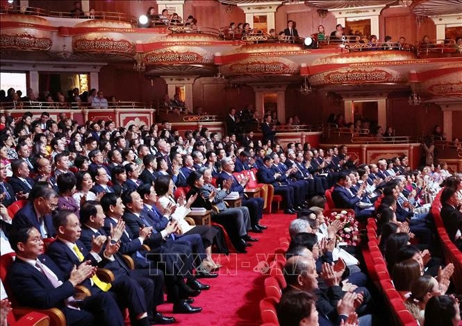 Tổng Bí thư Tô Lâm cùng Phu nhân Ngô Phương Ly và Tổng thống Kazakhstan Kassym-Jomart Tokayev tham dự chương trình hòa nhạc hữu nghị Việt Nam - Kazakhstan. Ảnh: Thống Nhất/TTXVN.