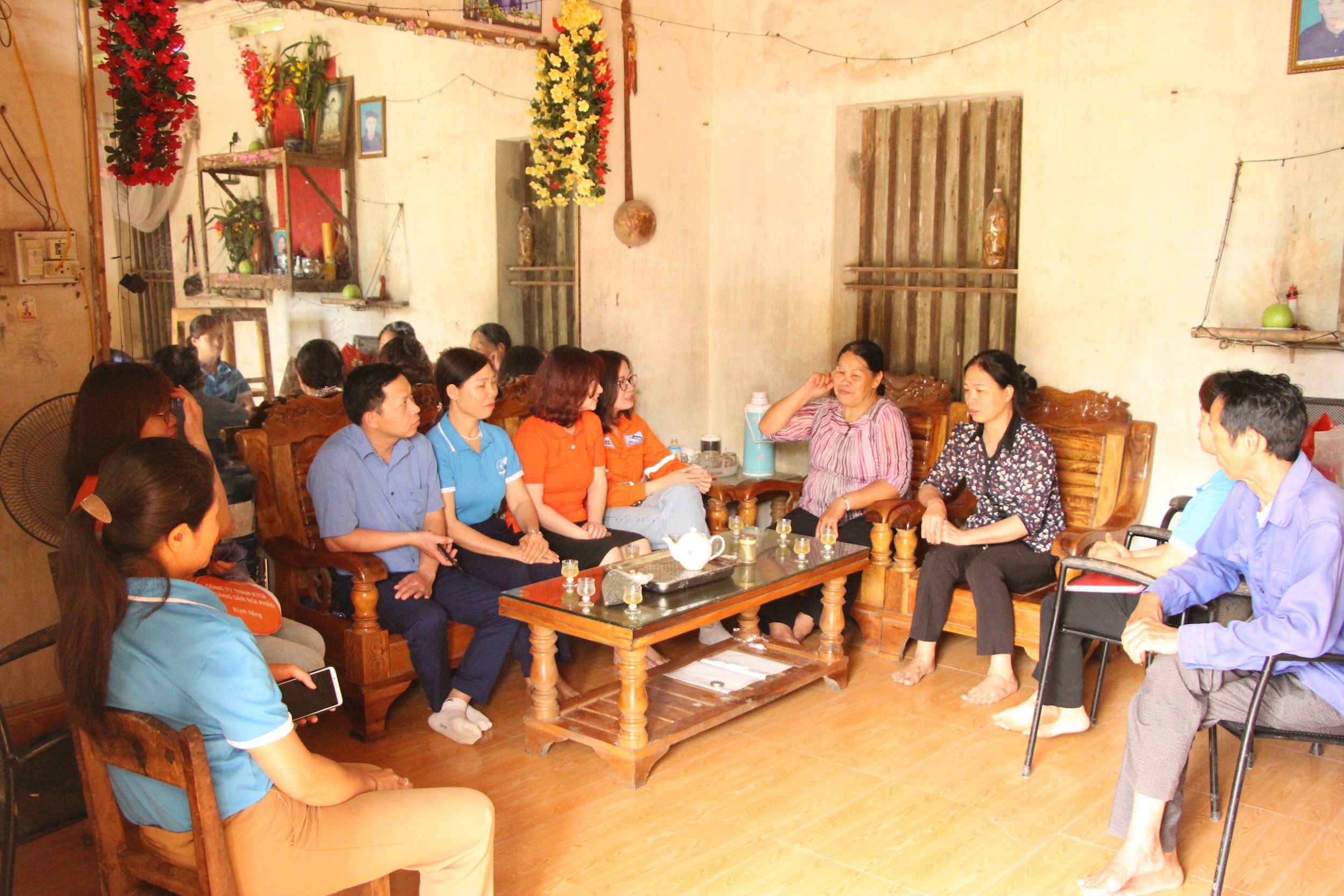 Lãnh đạo xã Tân Linh cùng đại diện Núi Pháo thăm hỏi động viên hộ Lôi Thị Đào dân tộc Nùng (1)