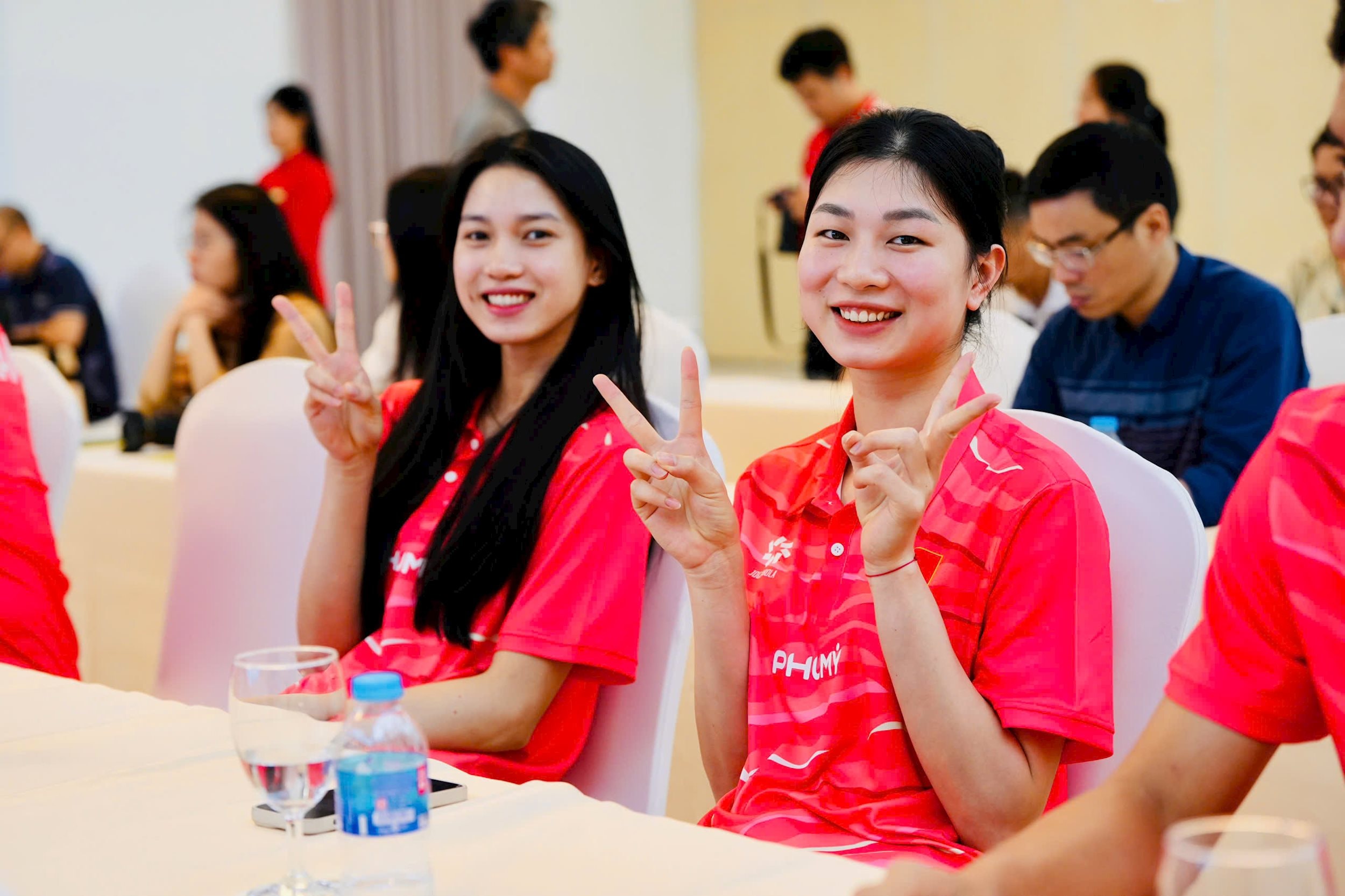 Những cô gái của đội tuyển bóng chuyền nữ Việt Nam trong mẫu áo di chuyển mới mang thương hiệu Phú Mỹ (2)